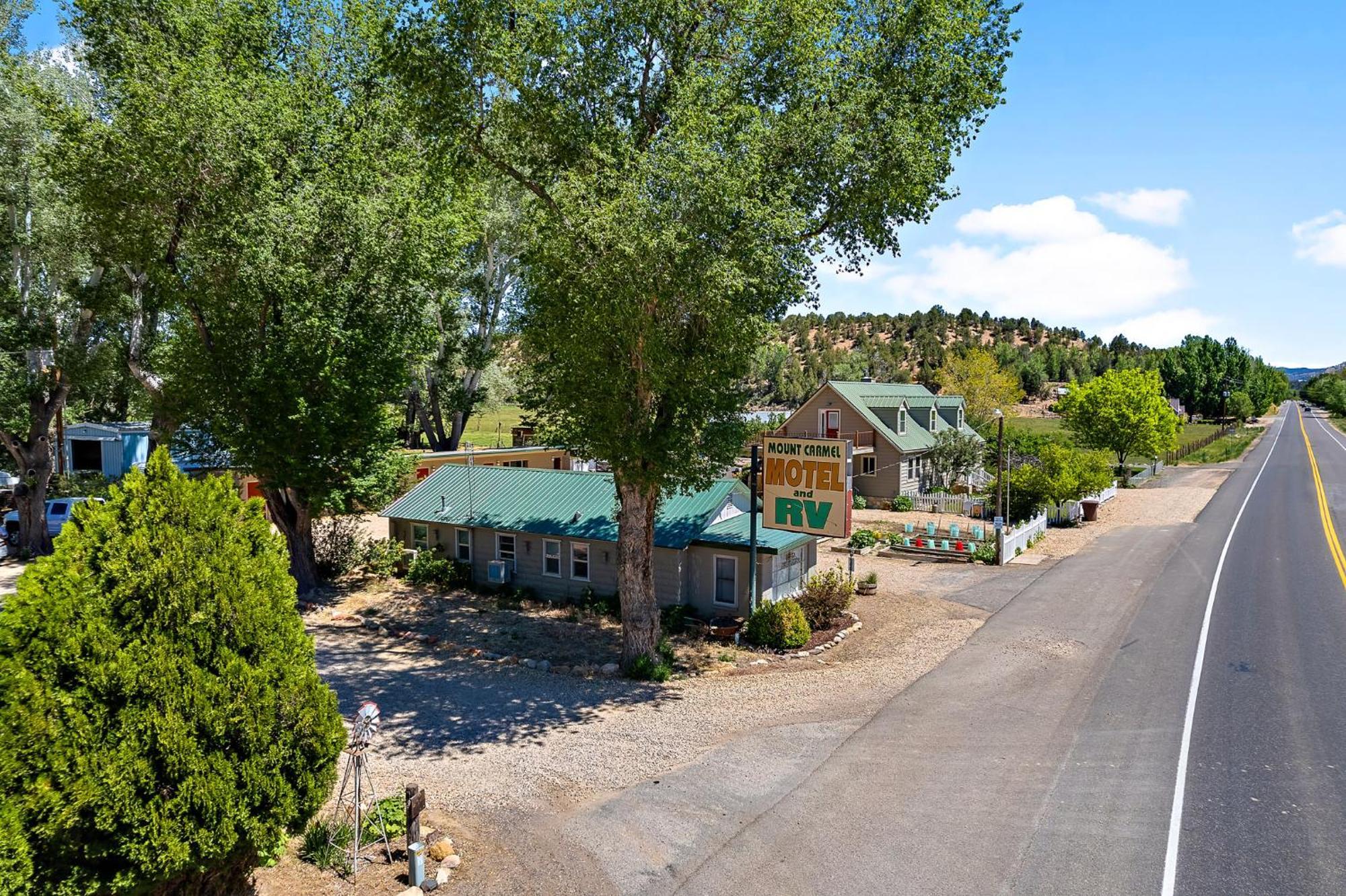 The Park Cabin At Mount Carmel Motel And Rv Park Exterior foto