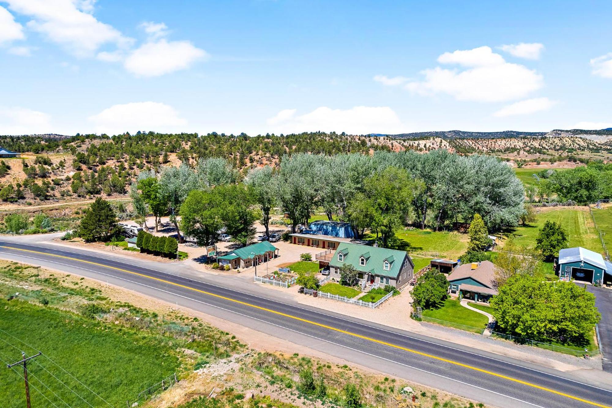 The Park Cabin At Mount Carmel Motel And Rv Park Exterior foto