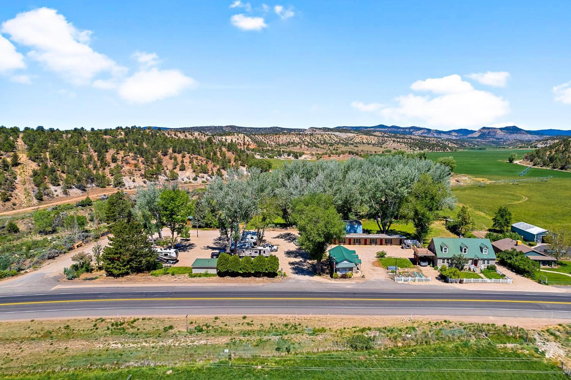 The Park Cabin At Mount Carmel Motel And Rv Park Exterior foto