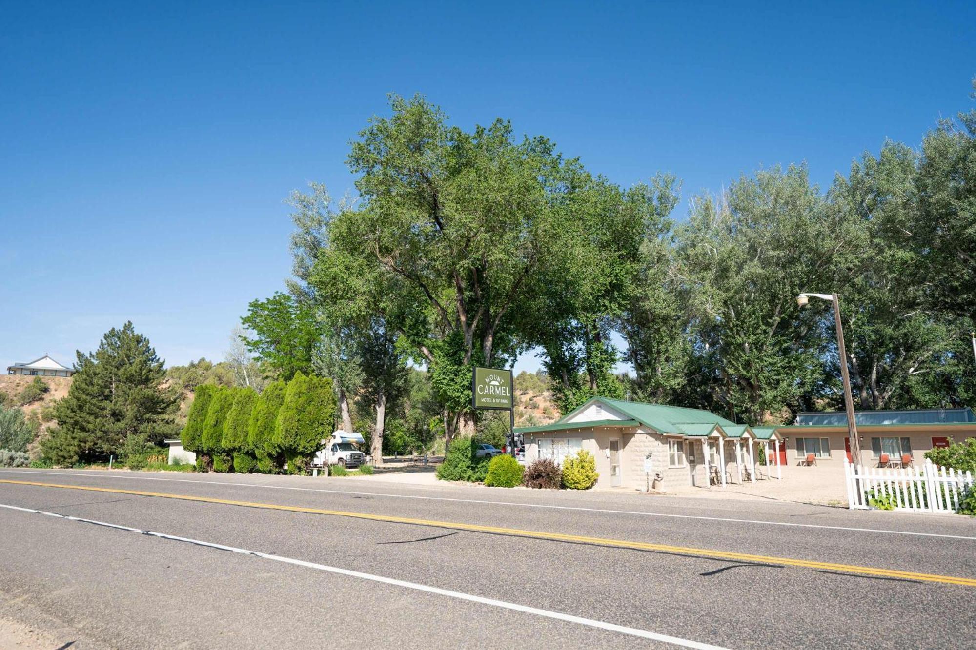 The Park Cabin At Mount Carmel Motel And Rv Park Exterior foto